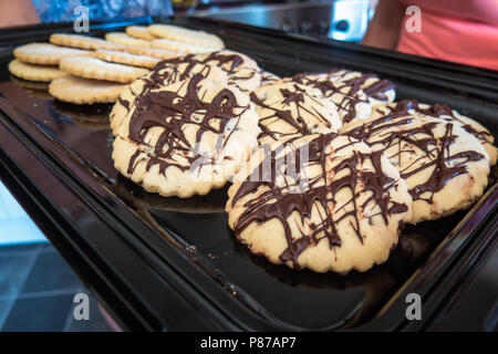 Appena sfornato il vassoio di biscotti frollini Foto Stock