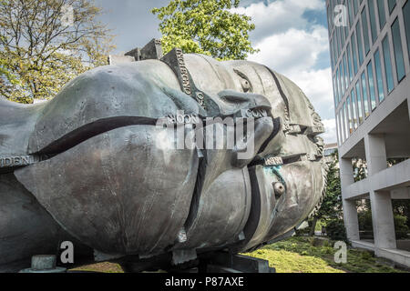 Eduardo Paolozzi Capo dell invenzione scultura in bronzo al di fuori del Design Museum di Kensington High StreetLondon, REGNO UNITO Foto Stock