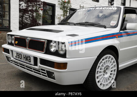 Il bianco e il nero Lancia Delta Hf Integrale Evoluzione Martini rally car contro il bianco e il nero Winnock Hotel a Drymen Regno Unito Scozia Foto Stock