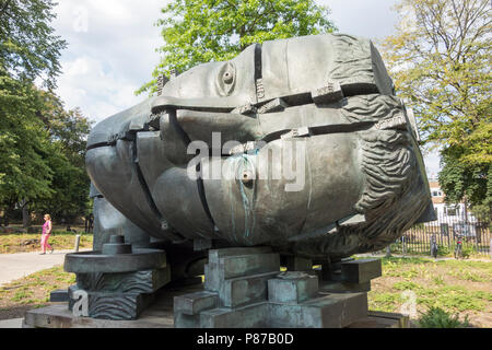 Eduardo Paolozzi Capo dell invenzione scultura in bronzo al di fuori del Design Museum di Kensington High StreetLondon, REGNO UNITO Foto Stock