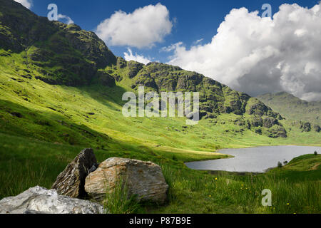 Beinn un Lochain e Binnein un Fhidhleir montagne delle Alpi a Arrochar in sun con il Loch Restil a riposo e essere grati affluenza Cairndow Scozia Scotland Foto Stock