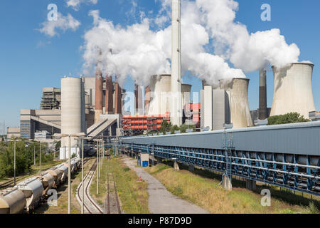 Torri di raffreddamento e fumaioli Coal Fired power plant in Germania Foto Stock