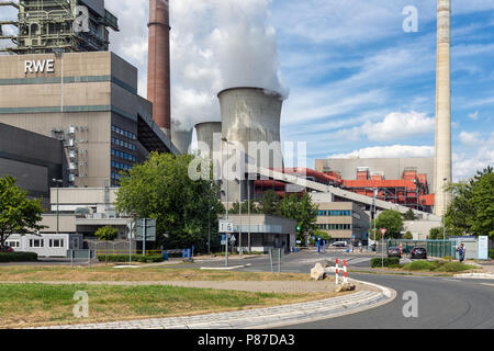 I lavoratori che lasciano la fabbrica gate impianto alimentato a carbone Frimmersdorf in Germania Foto Stock