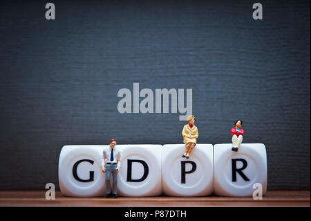 Statuine in miniatura e dice l'ortografia della parola PILR - Dati generali Regolamento di protezione Foto Stock