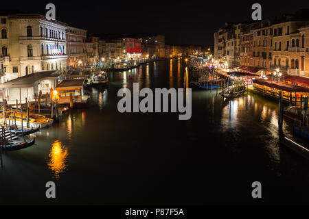 Il Grand Canal (Italiano: il Canal Grande) è un canale di Venezia, Italia. Esso costituisce uno dei principali di acqua il traffico a Corrido Foto Stock