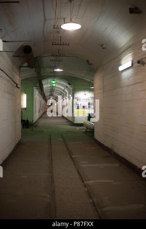 Tunnel in un bunker di calcestruzzo Foto Stock