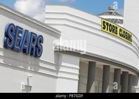 Un segno di logo e 'Store chiusura dell' banner al di fuori di un Sears store in Omaha, in Nebraska il 1 luglio 2018. Foto Stock