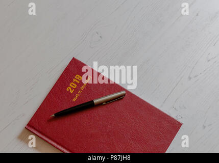 Un 2019 agenda da tavolo con una penna. Foto Stock