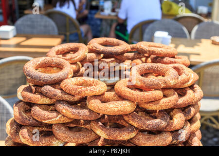 Pila di simits (turco bagel) su strada durante il giorno. Foto Stock