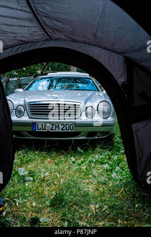 Macchina parcheggiata di fronte ad una tenda Foto Stock