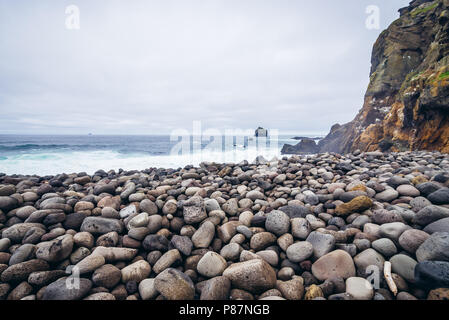 Alta cresta di boulder composto da pietre arrotondate chiamato Valahnukamol Valahnukur e montagna in Reykjanesskagi - il sud della penisola, Islanda Foto Stock