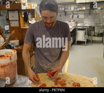 Il cosmo è un favorito di Boulder ristorante pizza. Questa foto è stata fatta presso il negozio su Broadway San appena ad ovest della University of Colorado campus. Foto Stock