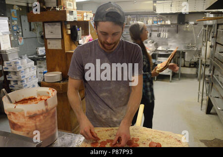 Il cosmo è un favorito di Boulder ristorante pizza. Questa foto è stata fatta presso il negozio su Broadway San appena ad ovest della University of Colorado campus. Foto Stock