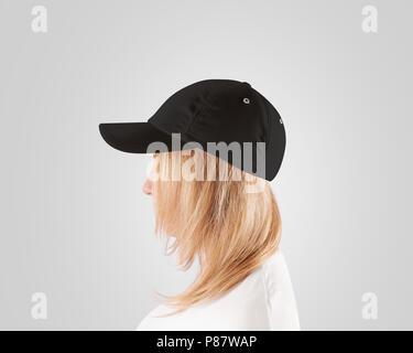 Nero Bianco cappello da baseball mockup modello, usura sulla testa di donna, profilo isolato. Donna in grey hat e t shirt uniforme di mock up holding visiera di tappi. Foto Stock