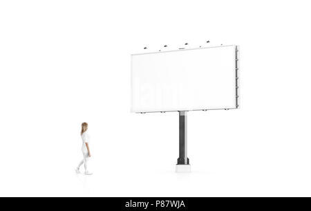 La donna accanto a vuoto banner bianco mock up sul tabellone della città. Svuotare bill board mockup isolato. Cancellare il modello di tela sulla strada segno. Grande piscina all'aperto Foto Stock