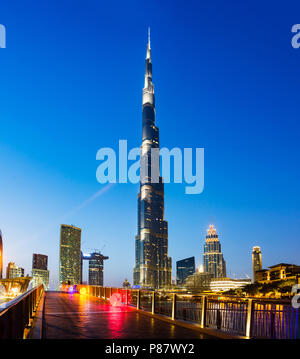 Dubai, Emirati Arabi Uniti - 18 Maggio 2018: Burj Khailfa, l'edificio più alto del mondo, passando ad alta circa il centro di Dubai di notte Foto Stock