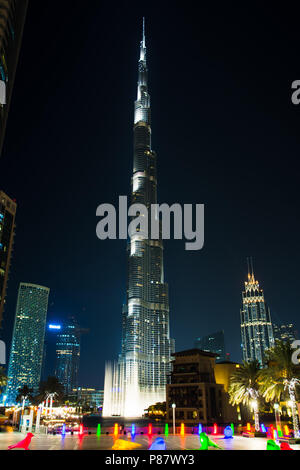Dubai, Emirati Arabi Uniti - 18 Maggio 2018: Burj Khailfa, l'edificio più alto del mondo, passando ad alta circa il centro cittadino di Dubai durante la notte con il fo Foto Stock