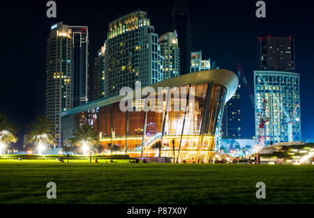 Dubai, Emirati Arabi Uniti - 18 Maggio 2018: Dubai opera edificio e moderni grattacieli del centro commerciale di Dubai dintorni di notte Foto Stock