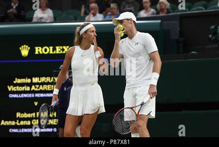 Victoria Azarenka e Jamie Murray durante la raddoppia il giorno sette dei campionati di Wimbledon al All England Lawn Tennis e Croquet Club, Wimbledon. Foto Stock