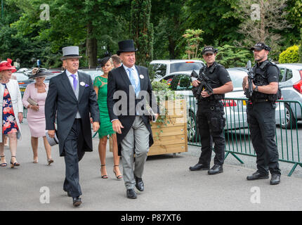 La polizia armati pattugliano l'ingresso al giorno 2 del Royal Ascot. Foto Stock