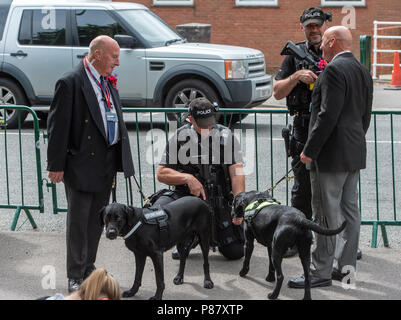 La polizia armati pattugliano l'ingresso al giorno 2 del Royal Ascot. Foto Stock