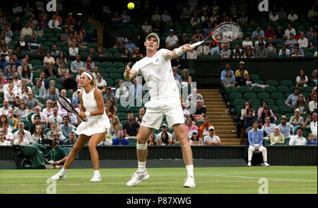 Victoria Azarenka e Jamie Murray durante la raddoppia il giorno sette dei campionati di Wimbledon al All England Lawn Tennis e Croquet Club, Wimbledon. Foto Stock