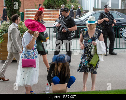 La polizia armati pattugliano l'ingresso al giorno 2 del Royal Ascot. Foto Stock