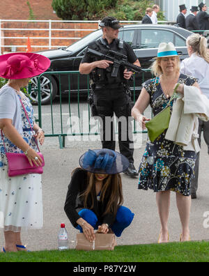 La polizia armati pattugliano l'ingresso al giorno 2 del Royal Ascot. Foto Stock