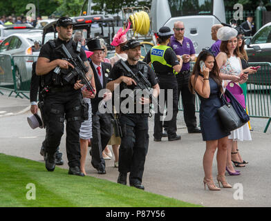 La polizia armati pattugliano l'ingresso al giorno 2 del Royal Ascot. Foto Stock