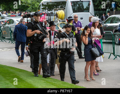 La polizia armati pattugliano l'ingresso al giorno 2 del Royal Ascot. Foto Stock