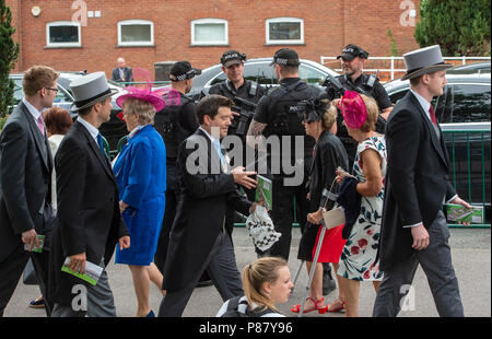 La polizia armati pattugliano l'ingresso al giorno 2 del Royal Ascot. Foto Stock