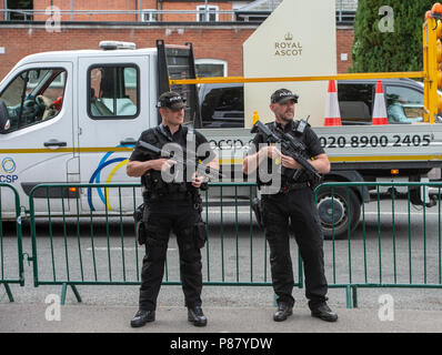 La polizia armati pattugliano l'ingresso al giorno 2 del Royal Ascot. Foto Stock