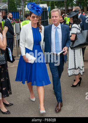 Jeremy Kyle e la sua fidanzata Vicky Burton in arrivo per il giorno 2 del Royal Ascot. Foto Stock