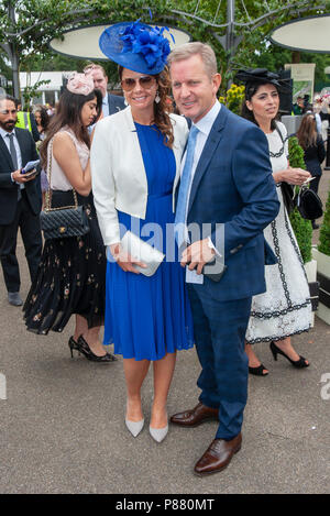 Jeremy Kyle e la sua fidanzata Vicky Burton in arrivo per il giorno 2 del Royal Ascot. Foto Stock