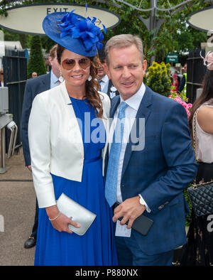 Jeremy Kyle e la sua fidanzata Vicky Burton in arrivo per il giorno 2 del Royal Ascot. Foto Stock