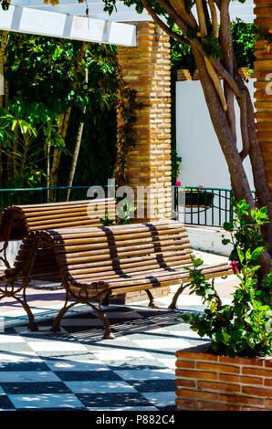 Primo piano su un bel pergolato coperto con piante rampicanti con fiori colorati, relax, architettura Foto Stock