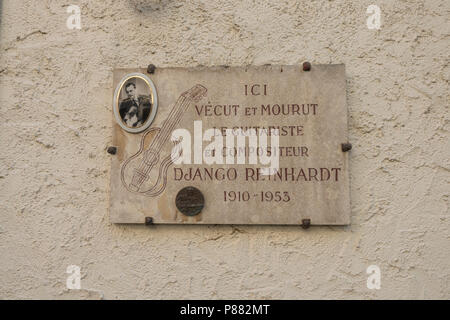 Placca su casa commemorativa Django Reinhardt home, il chitarrista e compositore presso Samois-sur-Seine, Francia. Foto Stock