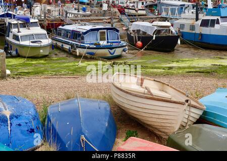 Tutti i tipi di imbarcazioni da e sul fiume Deben a Woodbridge, Suffolk. Canicola estiva, luglio 2018. Foto Stock