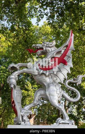 Una statua di Griffin all'ingresso segnando l'inizio della city di Londra il quartiere finanziario. Foto Stock