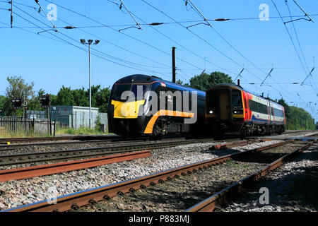 Grand Central treni 180 Zephyr classe e 158777 East Midlands treni, East Coast Main Line Railway, Peterborough, CAMBRIDGESHIRE, England, Regno Unito Foto Stock