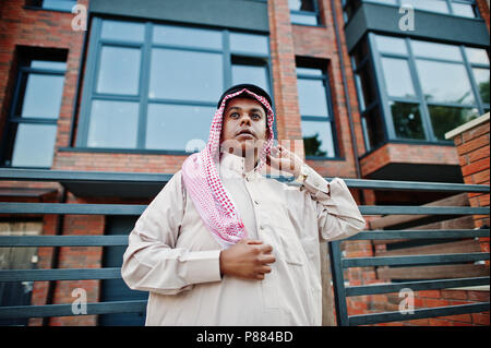 Arabo Medio Oriente l'uomo pone sulla strada contro un edificio moderno. Foto Stock