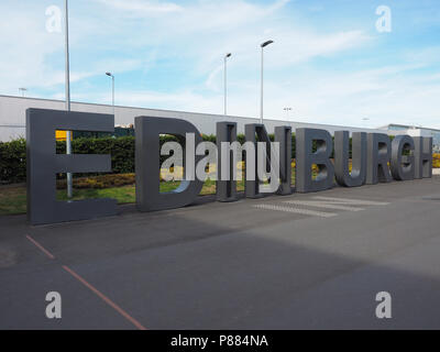 EDINBURGH, Regno Unito - circa giugno 2018: Edimburgo segno di acciaio all'aeroporto di Edimburgo Foto Stock