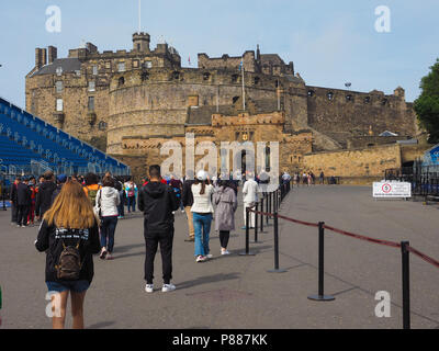 EDINBURGH, Regno Unito - circa giugno 2018: i turisti in visita al castello di Edimburgo Foto Stock