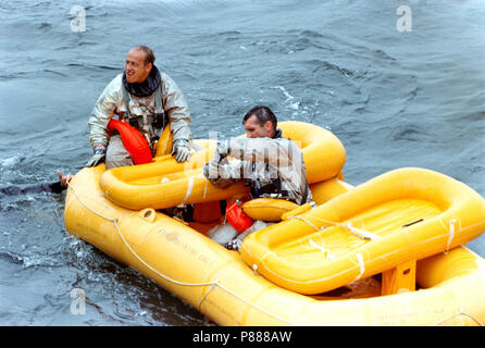 Gli astronauti Charles Conrad Jr. (sinistra) e Richard F. Gordon Jr. (a destra), il primo equipaggio per la Gemini-11 volo spaziale, pratica acqua procedure egress nel Golfo del Messico Foto Stock