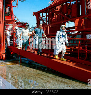 Gli astronauti John W. Young, M. Walter Schirra Jr., P. Thomas Stafford e Virgil I. Grissom (da sinistra a destra) sono mostrati durante la formazione di egress durante Gemini-Titan 3 Lancio di simulazione Foto Stock