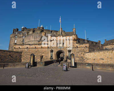 EDINBURGH, Regno Unito - circa giugno 2018: i turisti in visita al castello di Edimburgo Foto Stock