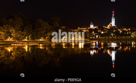 Storica città di Tabor e Jordan Pond. Vista notturna. Boemia del sud, l'Europa. Splendido skyline degli illuminati Hussite centro città. Chiesa gotica Torre. Foto Stock