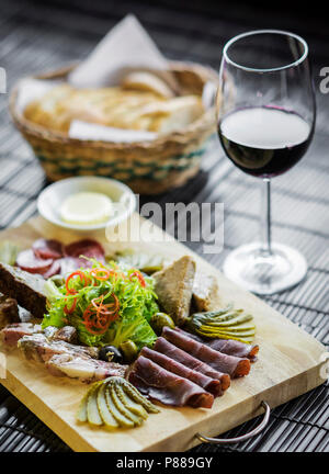 Organico francese affumicato salumi affettati e pate tapas snack platter impostato Foto Stock