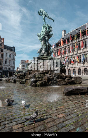 Piccioni davanti alla statua di Silvius Brabo sulla piazza principale di Anversa Foto Stock