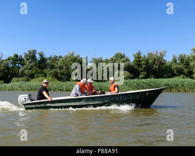Mensen varen a sportello del bagagliaio natuurgebied; persone in barca attraverso la zona di natura Foto Stock